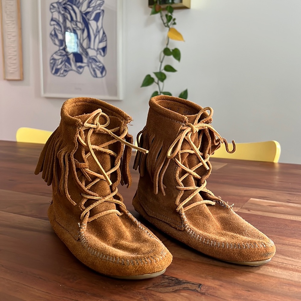 Minnetonka Ankle Hi “Tramper” Brown Suede Fringe Boots, Size 7